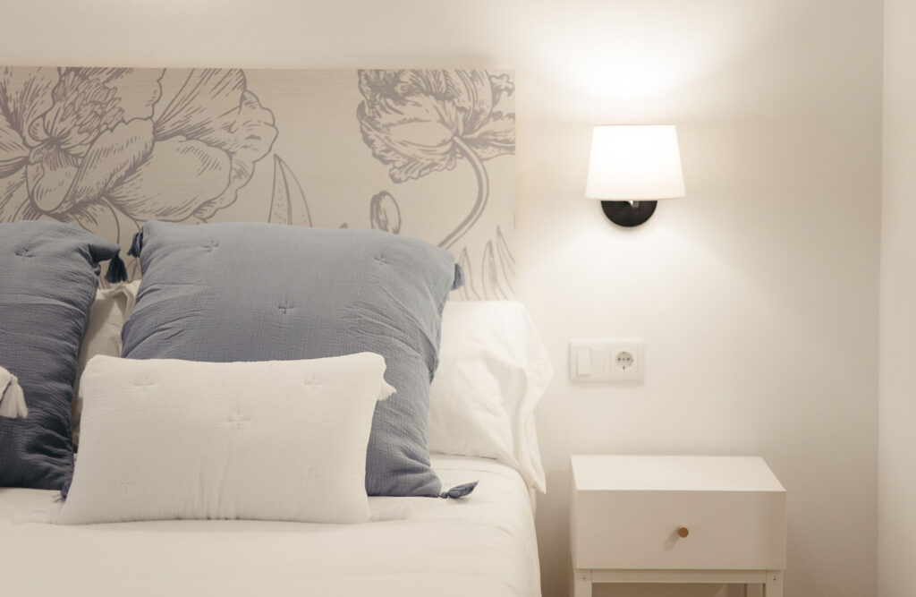 La Plaza Hostal, alojamiento ideal cerca de Barcelona. Foto de cerca de cama.