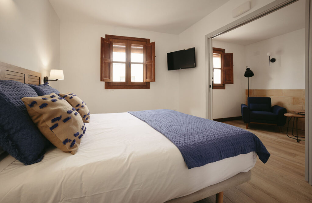 La Plaza Hostal, alojamiento ideal cerca de Málaga. Foto de cama en hostal.