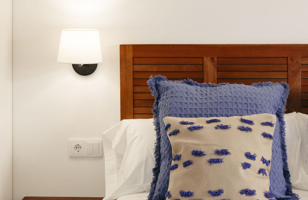 La Plaza Hostal, alojamiento ideal cerca de San Sebastián. Foto de cama de cerca.